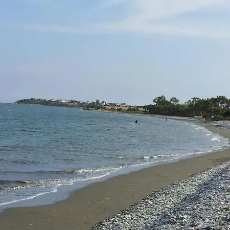 Poseidon Gardens - Beachfront Spacious Апартаменты Ларнака